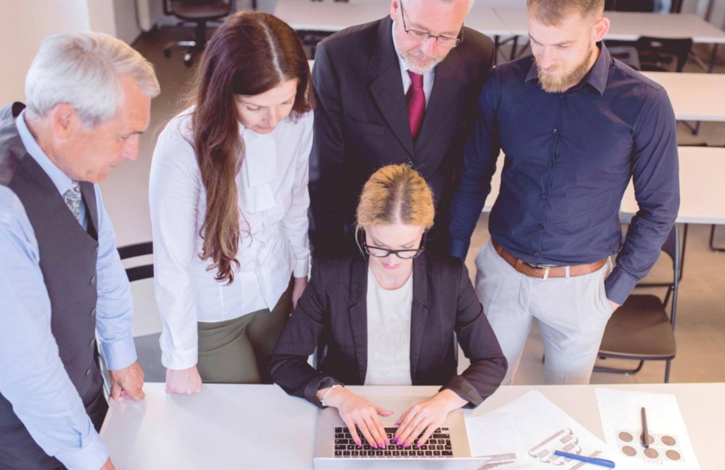 Sesiune de training în negociere financiară cu participanți activi