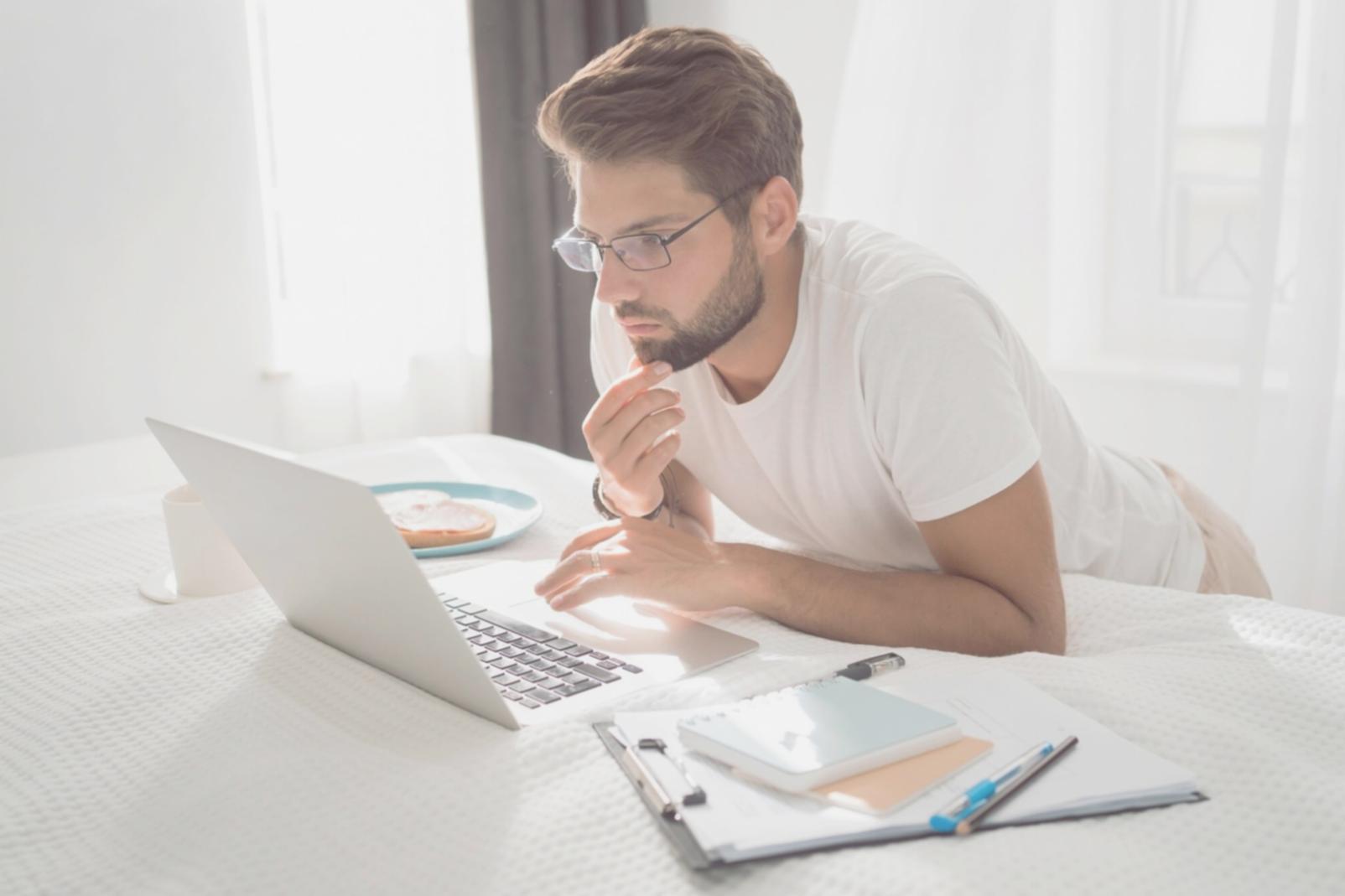 Participanți în timpul unui exercițiu practic de negociere financiară